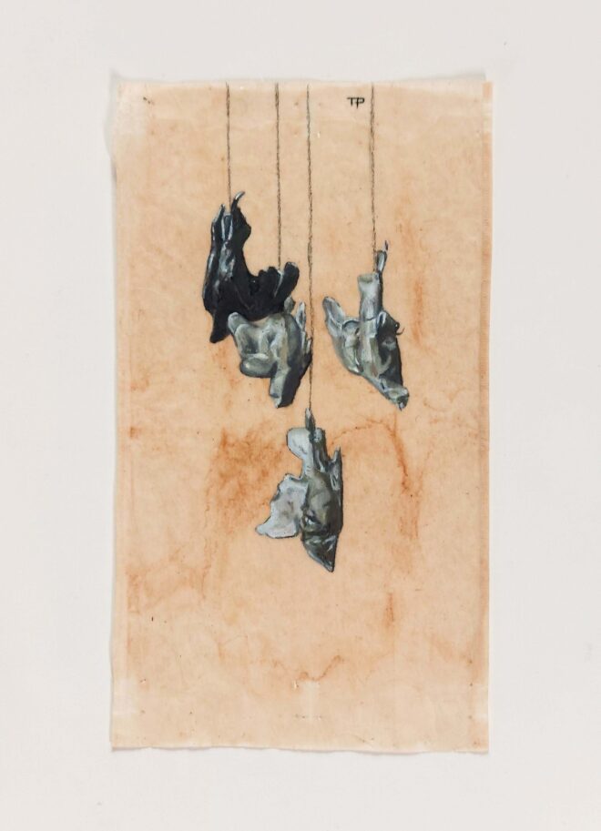 Miniatuurschilderij op een gebruikt theezakje in olieverf van vier hangende vogels aan een koord - kunstwerk van Tamara De Prest