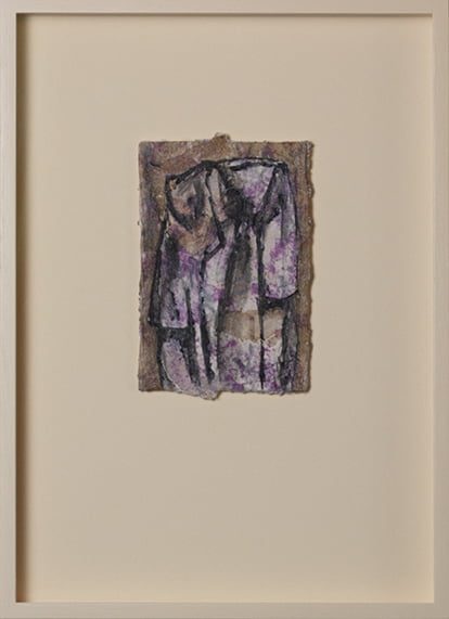 Mixed media miniatuurschilderij op een gebruikt theezakje dat een schort afbeeldt in bruin, zwart en paarse kleuren, ingelijst in een beige baklijst en passe-partout - kunstwerk van Tamara De Prest
