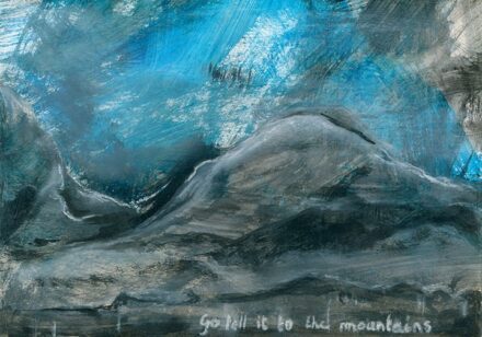 Mixed media op papier met blauwe achtergrond waarop bergen te zien zijn en de tekst op de onderzijde in wit krijt "Go tell it to the mountains". - Kunstwerk van Tamara De Prest